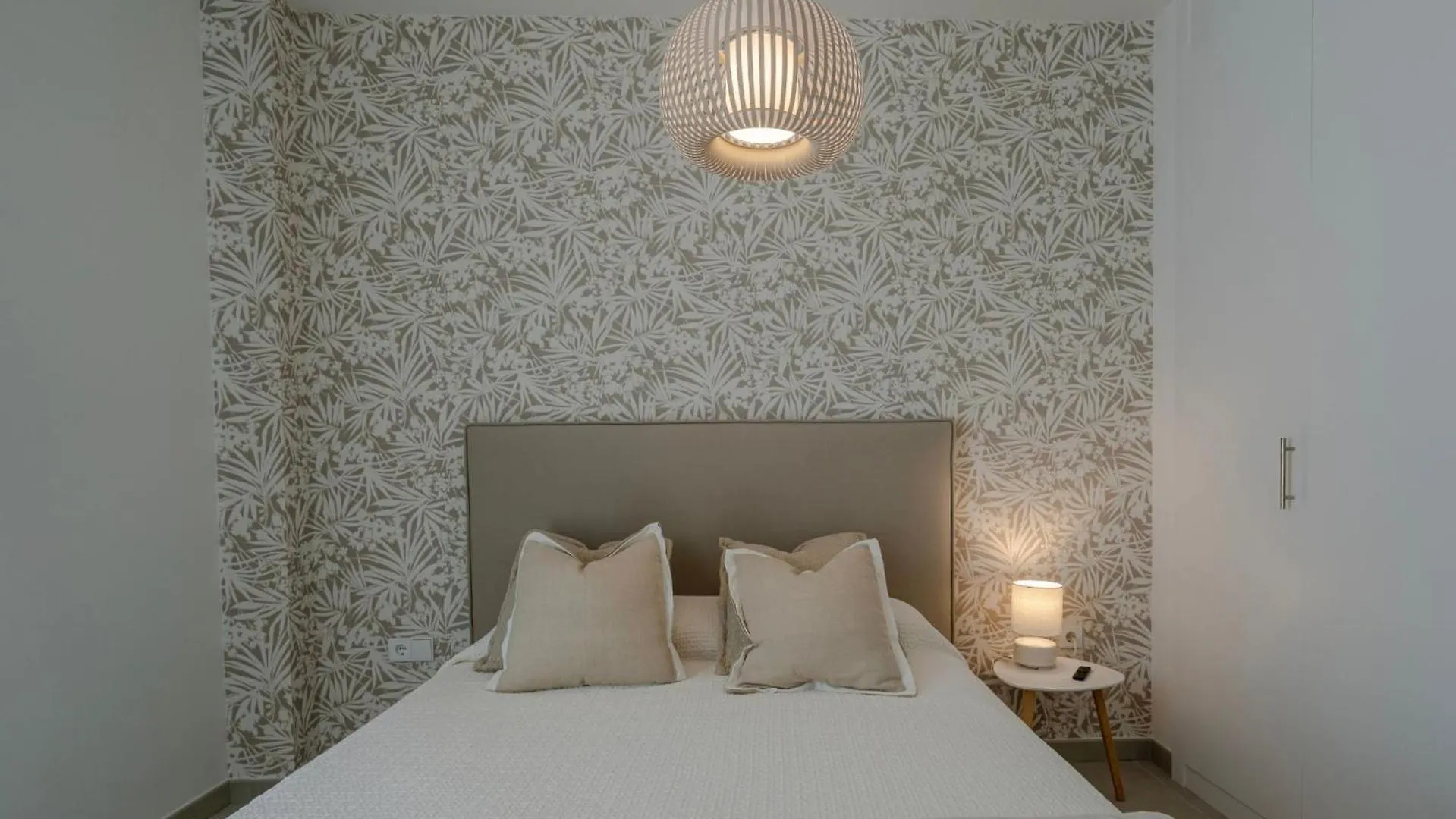 Chic Coastal Living On Estepona'S Golden Mile Appartement