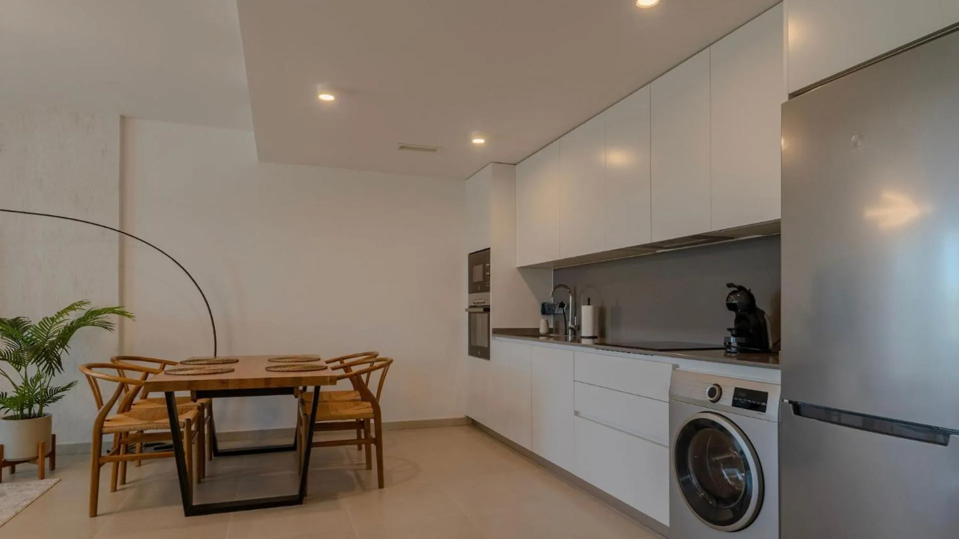Chic Coastal Living On Estepona'S Golden Mile Spanje