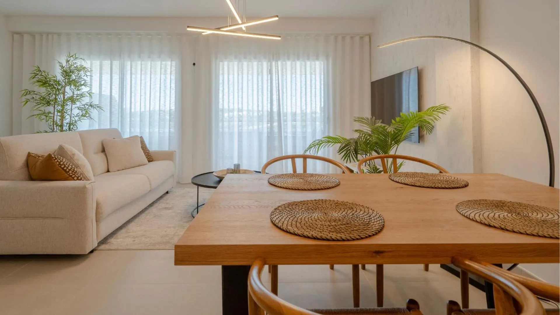 Chic Coastal Living On Estepona'S Golden Mile Appartement Estepona